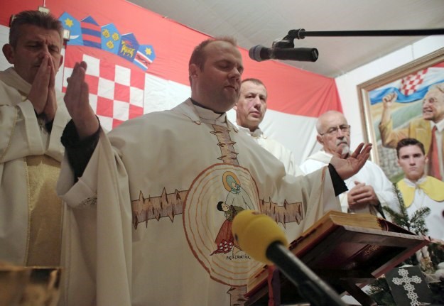 Kontroverzni svećenik Stojić: Cura koja je pokušala zaustaviti Markićkinu povorku je proročica!