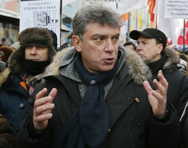 U Moskvi uhićen ukrajinski zastupnik s majicom na Nemcova i s porukom "Heroji ne umiru"