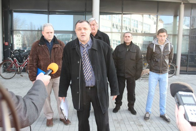 Šef A-HSP-a pjevao ustašku pjesmu pred sudom u Koprivnici, policajci samo promatrali