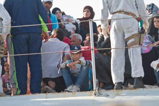 Presrela ga talijanska obalna straža: Napušten brod s 450 migranata pušten da plovi punom brzinom