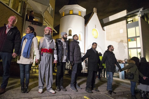 Mreža humanosti se širi: Danski muslimani bdiju za mir po uzoru na ljudski lanac u Oslu