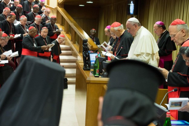 Biskupi pomirljivije prema razvedenima, ne i prema homoseksualcima; Papa: "Imate zatvorena srca"