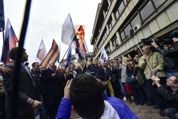 Šešelj u Beogradu zapalio hrvatsku zastavu, Pusić povukla veleposlanika na konzultacije u Zagreb