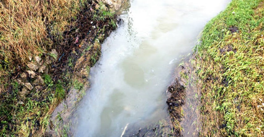 Onečišćen Vuger u Sesvetama: Bijela tekućina prostire se preko kilometar i pol potoka