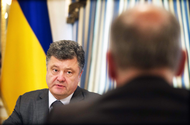 Porošenko pokazivao putovnice vojnika: Ovo je dokaz agresije i prisutnosti ruskih postrojba
