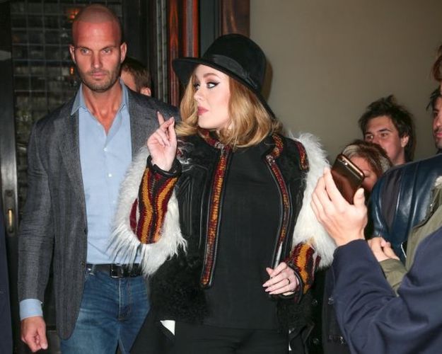 Obožavateljice ljubomorne na Adele: "Sve što želim za Božić je njen seksi bodyguard"