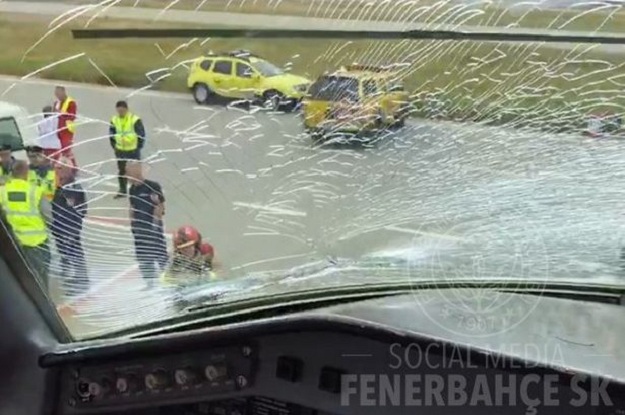 Fener prisilno sletio na putu u Manchester: Ptice mu porazbijale stakla na avionu