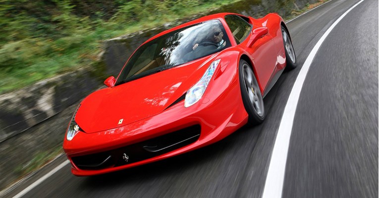 Zbog rupe na cesti, grad mora platiti popravak Ferrarija