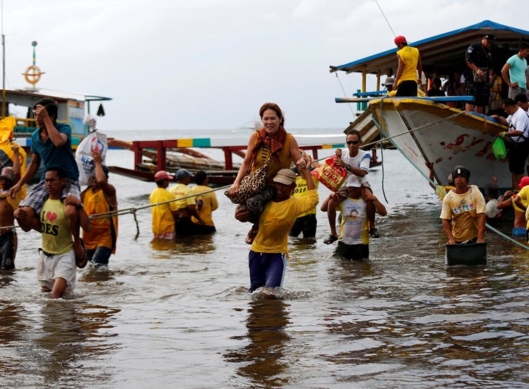 Najmanje četvero poginulih u potonuću putničkog trajekta u Filipinima