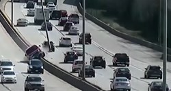 VIDEO Kaos na autocesti: Kamionet se popeo na ogradu i razbacao rasvjetne stupove
