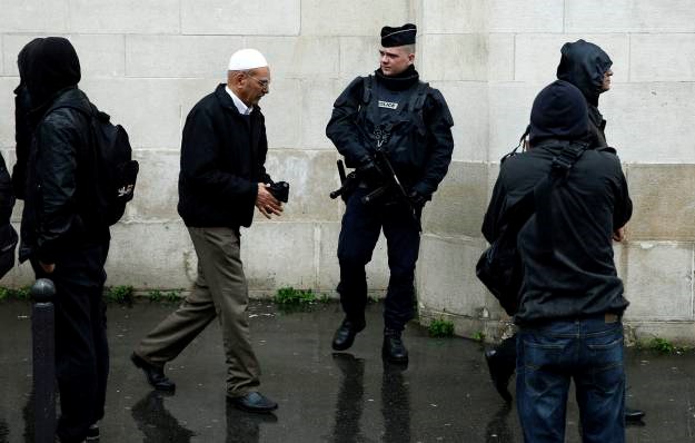 Francuska policija izvršila 1233 pretresa, uhitila 165 osoba i zaplijenila 230 komada oružja