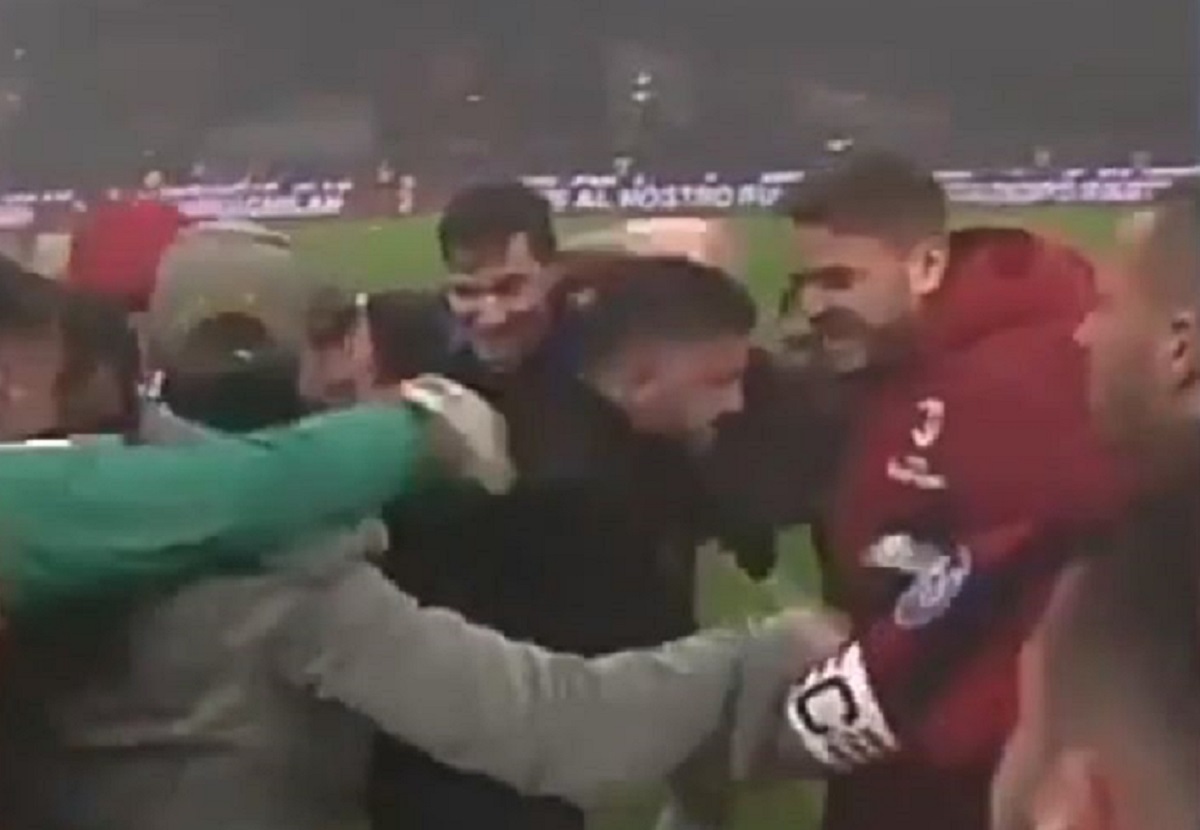 IGRAČI MILANA TUKU GATTUSA NASRED TERENA I to po njegovoj naredbi