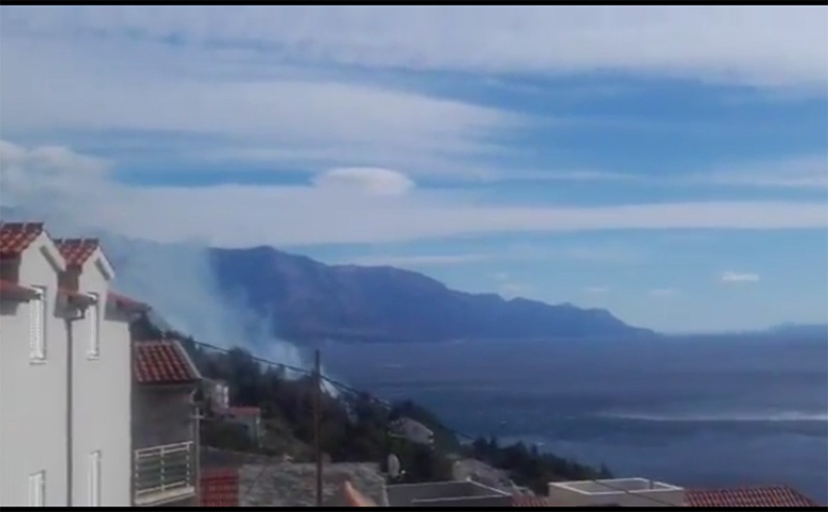 VIDEO Stotinu vatrogasaca bori se s velikim požarom kod Omiša, bura potjerala kanadere