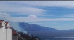 VIDEO Stotinu vatrogasaca bori se s velikim požarom kod Omiša, bura potjerala kanadere