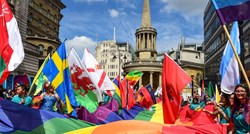 Na desetke tisuća ljudi sudjelovalo na londonskom gay prideu, vatrogasci i policija predvodili povorku