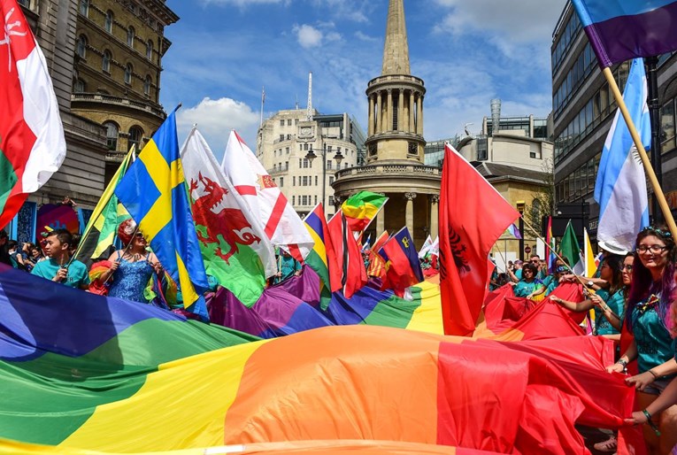Na desetke tisuća ljudi sudjelovalo na londonskom gay prideu, vatrogasci i policija predvodili povorku