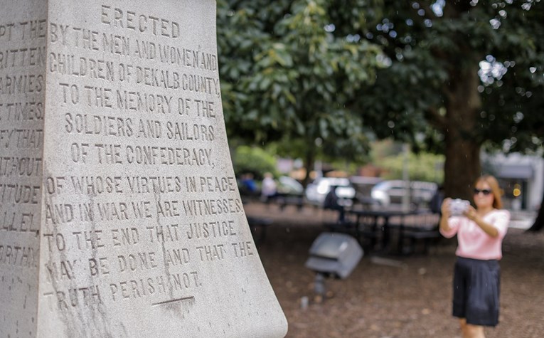 VIDEO Američki gradovi će ubrzati uklanjanje konfederacijskih spomenika unatoč nasilju fašista