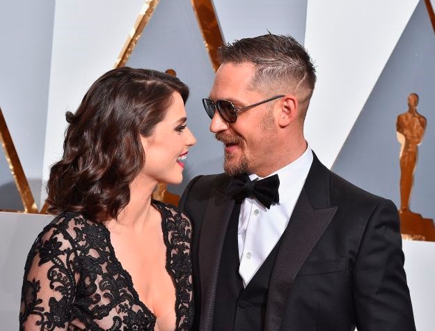 Kakav dekolte: Leo je možda dobio kipić, ali zgodni Tom Hardy ima najseksi pratilju na Oscarima