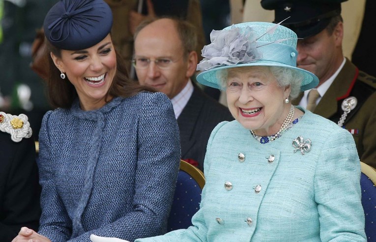 Engleska kraljica će po prvi put u 43 godine prekršiti kodeks odijevanja