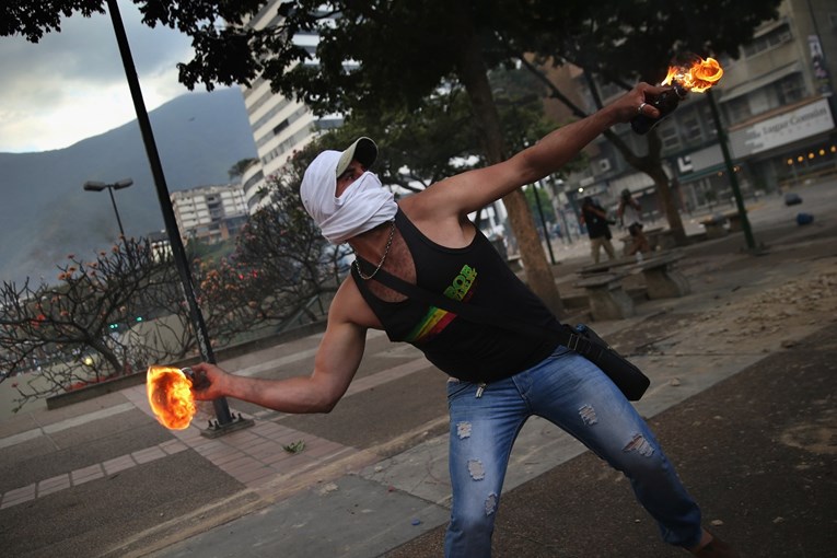 Raste broj mrtvih u Venezueli, dvoje poginulih u "majci svih prosvjeda"