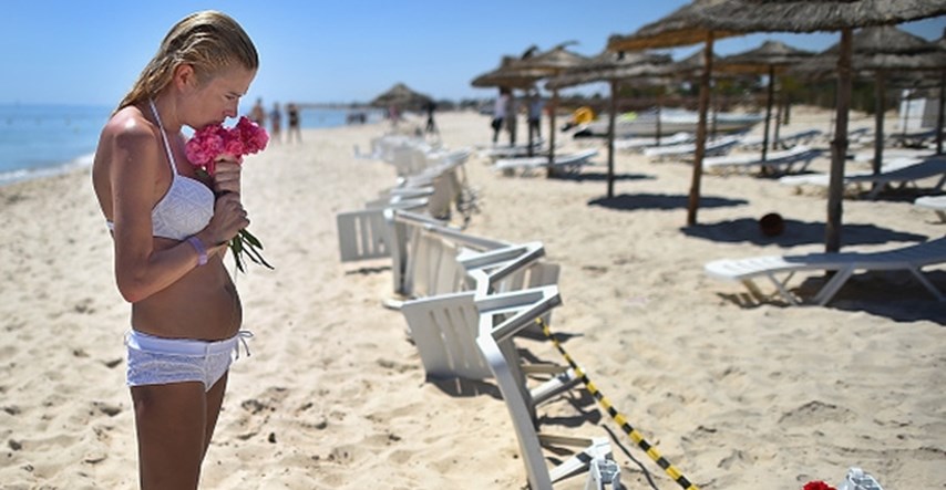 IS preuzeo odgovornost za pokolj, turisti ostavljaju cvijeće i poruke na plaži