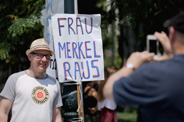 Merkel oprašta Grcima polovicu dugova i izbacuje ih iz eurozone?