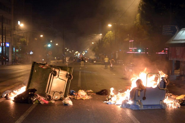 Grčka vlada pred urušavanjem, a na ulicama ratno stanje