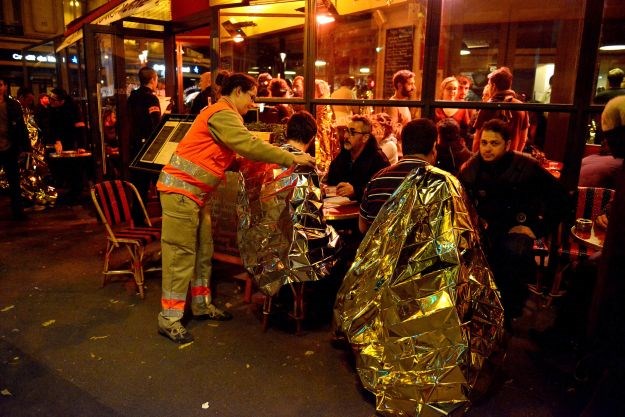 Tri tjedna nakon pokolja, napadnuti pariški bar ponovno otvara svoja vrata
