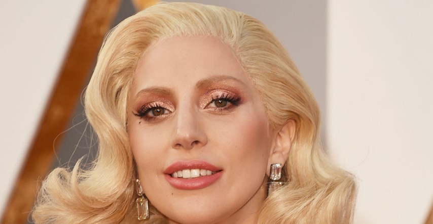 Lady Gaga zamijenila je prepoznatljive platinaste uvojke bojom koja je hit ljeta
