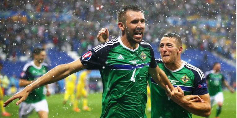 Tuča prekinula utakmicu: Sjeverna Irska pobijedila na Euru prvi put u povijesti