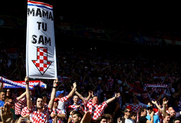 FOTO Hrvat ima najbolji transparent na Euru: Mama, tu sam