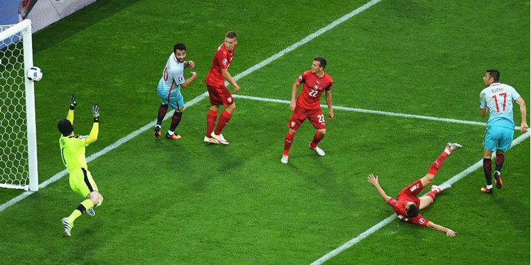 Baklje opet na terenu: Turska pobijedila Češku i došla na korak do plasmana u osminu finala
