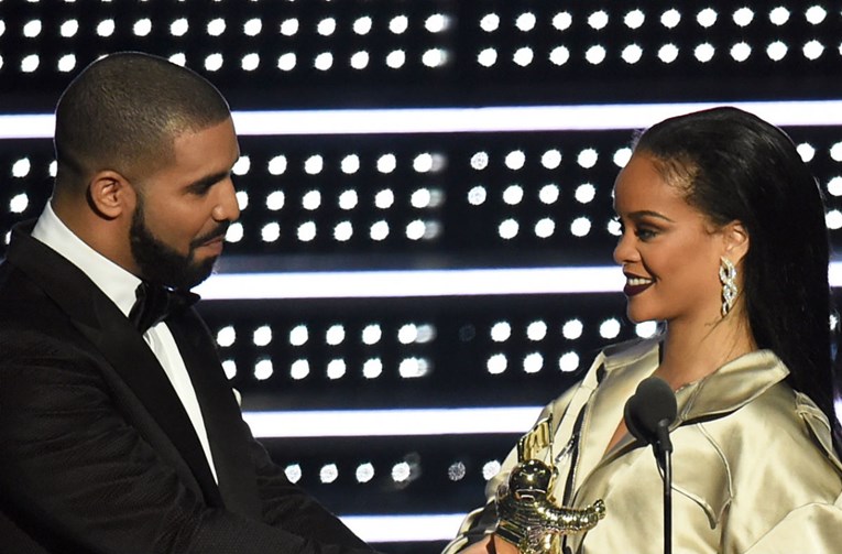 Dok Rihanna uživa u naručju drugog, Drake se tješi - čarapama