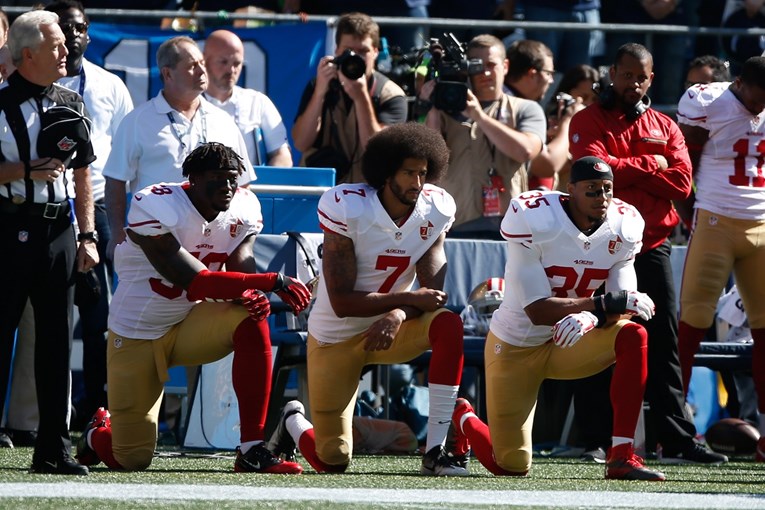 Igrač koji je započeo protest protiv Trumpa klečanjem na himnu tuži cijeli NFL