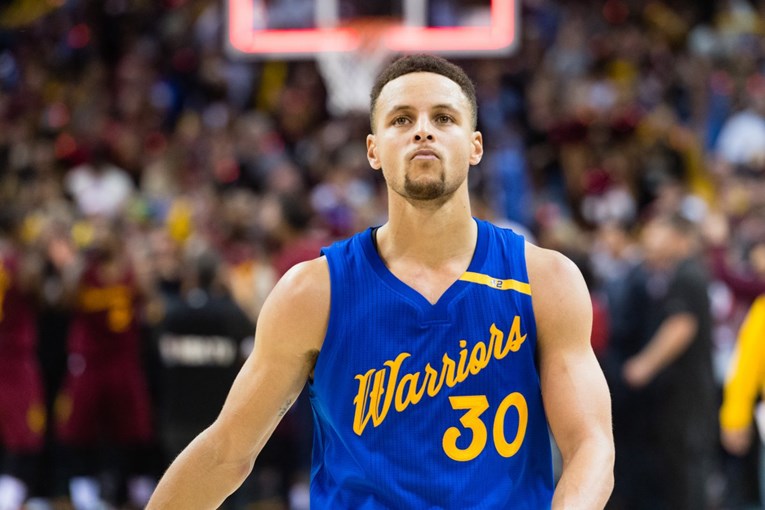 Curry je protiv Šarićeve Phile imao najgoru noć u NBA karijeri i izjednačio je negativni rekord lige