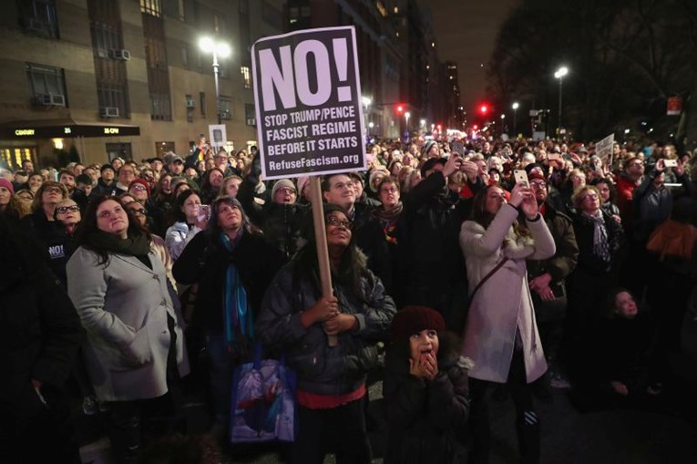 Prosvjedi protiv Trumpa u New Yorku, uključio se i Robert de Niro