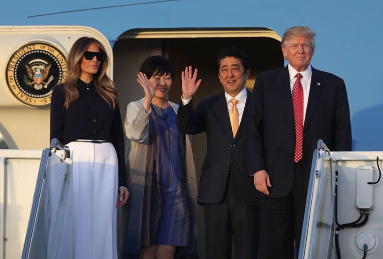 Izgleda da je žena japanskog premijera legendarno zeznula Trumpa i sad je svi obožavaju