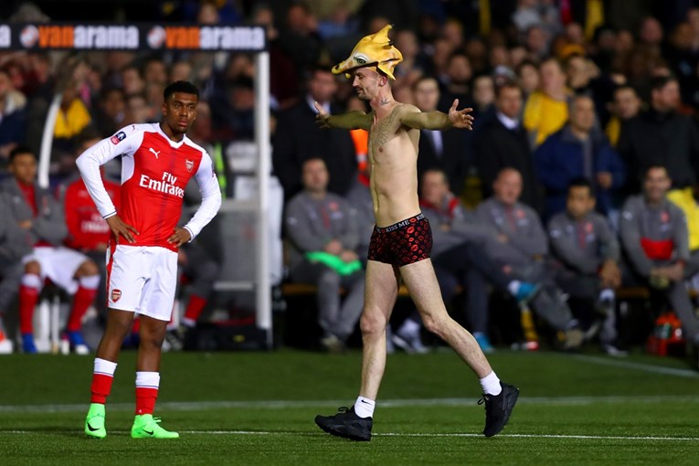 Sa žirafom na glavi i u boksericama prekinuo utakmicu Suttona i Arsenala