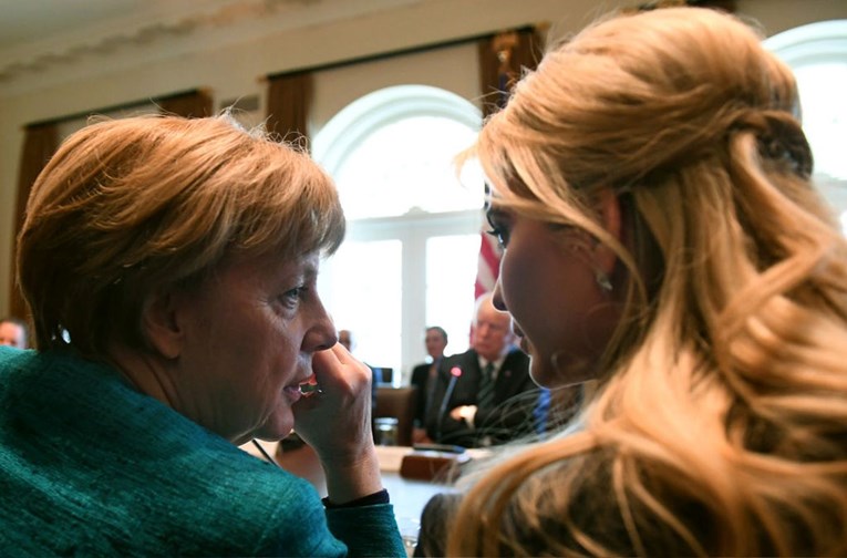 Internet umire od smijeha zbog čudnih pogleda Angele Merkel prema Ivanki Trump
