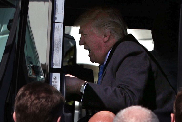 VIDEO Donald Trump sjeo u kamion - ruganje ne prestaje