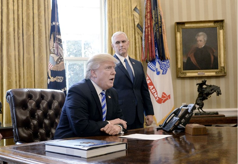 Vjerovali ili ne: Trump na stolu u Ovalnom uredu ima gumb koji mu služi za nešto totalno blesavo