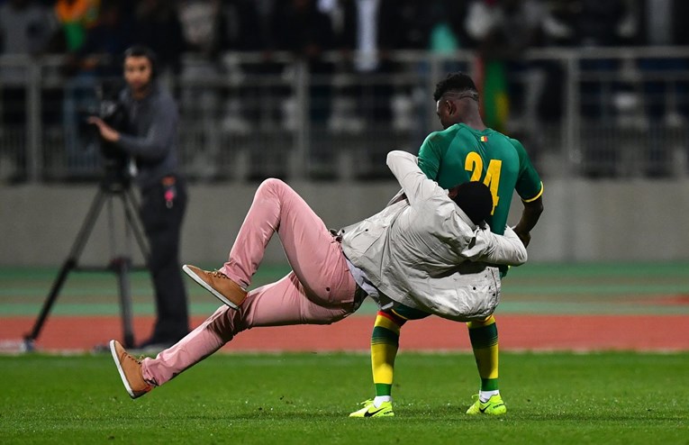 Huligan napao nogometaša, kamere nisu smjele snimati: Prekinuta utakmica Obale Bjelokosti i Senegala