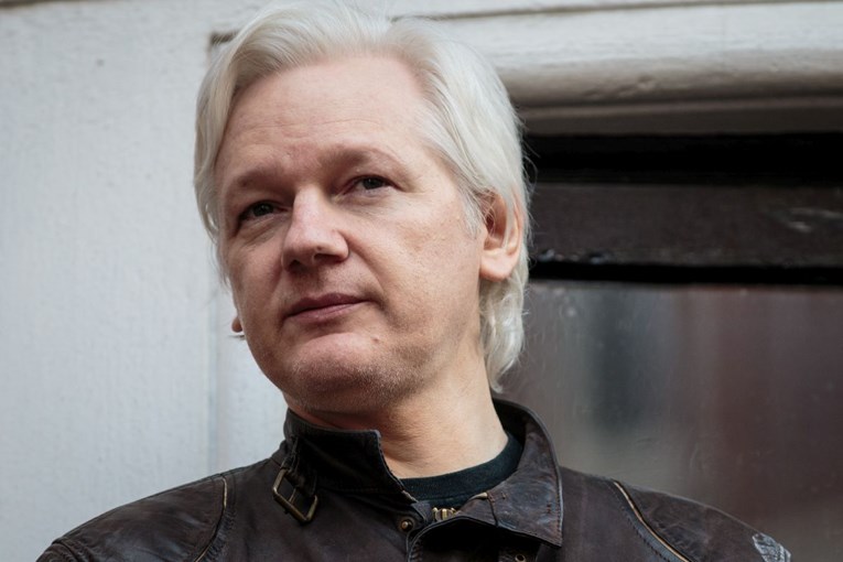 London odbio dati diplomatski status Assangeu, ostaje zatočen u ekvadorskom veleposlanstvu