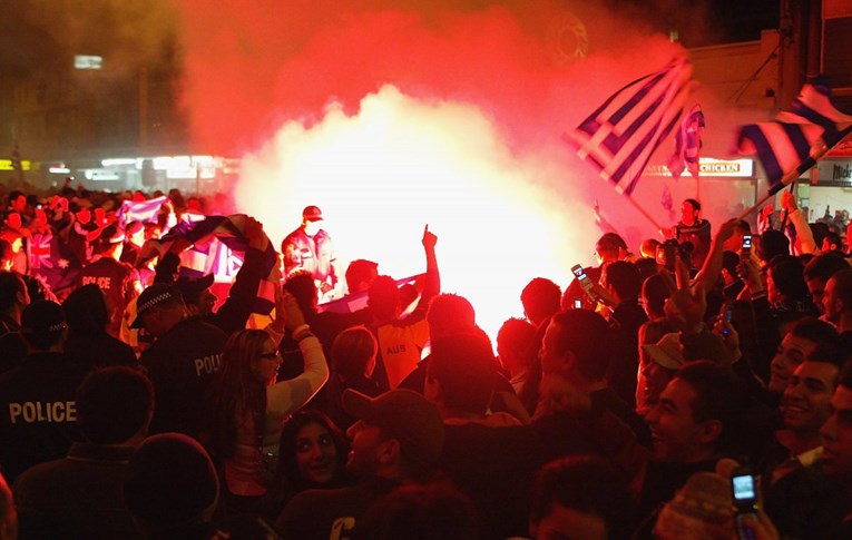 Grčki navijači bacali topovske udare izvan stadiona tijekom treninga Hrvatske