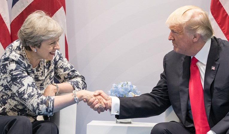 Trump i May se silno trude dokazati da su u dobrim odnosima, cijeli dan hvale jedno drugo