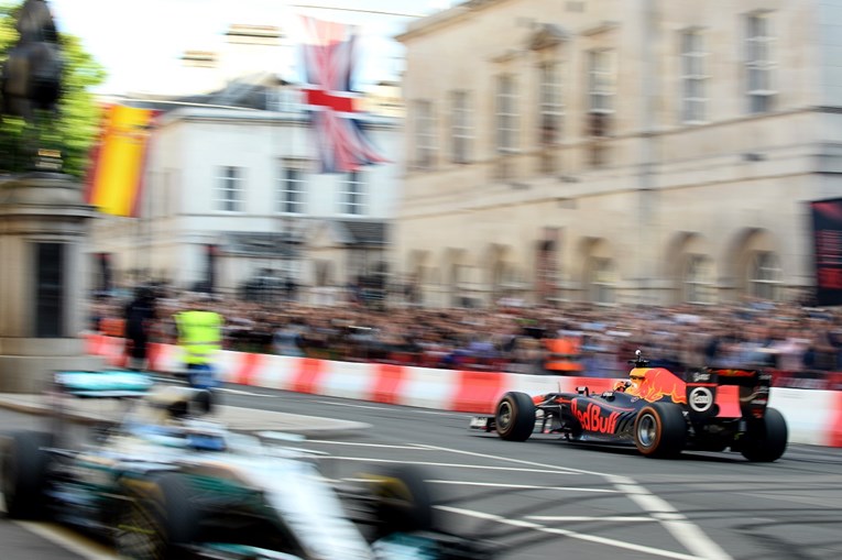 SPEKTAKL U LONDONU Vettel, Alonso, Bottas i ekipa divljali gradskim ulicama