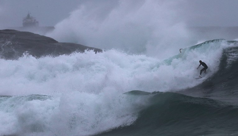 KOBNI SAVRŠENI VAL Jedan od najboljih mladih surfera svijeta poginuo na valovima uragana Irme