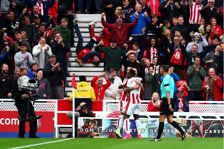 DEČKI, EVO VAM DRES Napadač Stokea traži navijače koji su tijekom pobjede nad Arsenalom doslovno pali na glavu