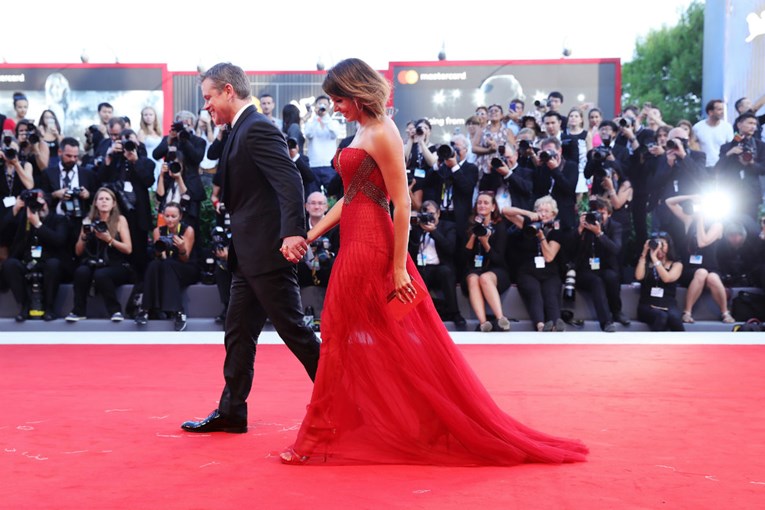 Supruga "civilka" Matta Damona bila je glavna zvijezda na crvenom tepihu u Veneciji