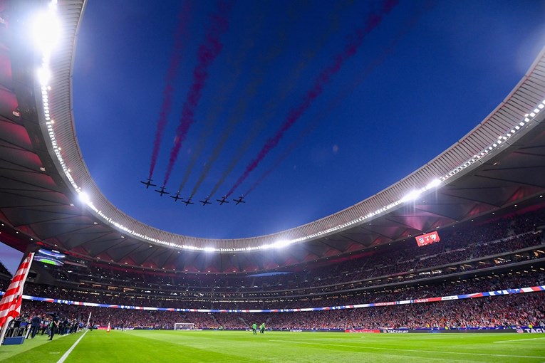 VOJNI AVIONI, PADOBRANCI I ZASTAVE Atletico spektakularno otvorio novi stadion Wanda Metropolitano